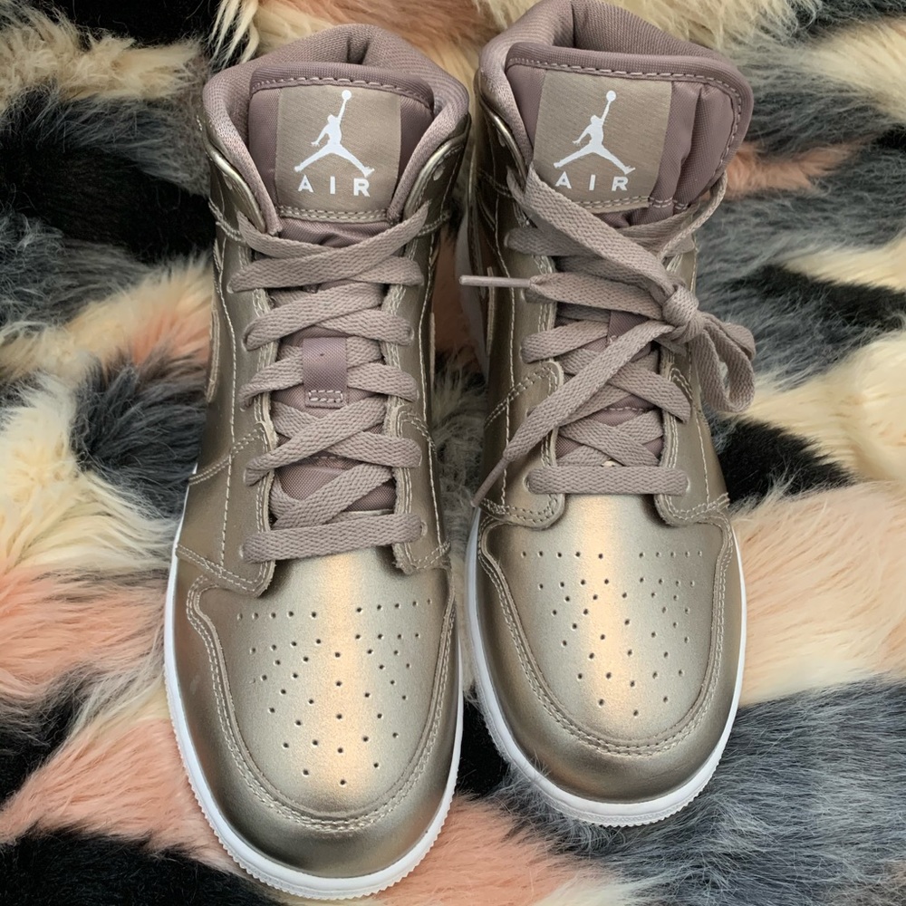 NWOB Nike Air Jordan 1 Gold Size 7 Youth